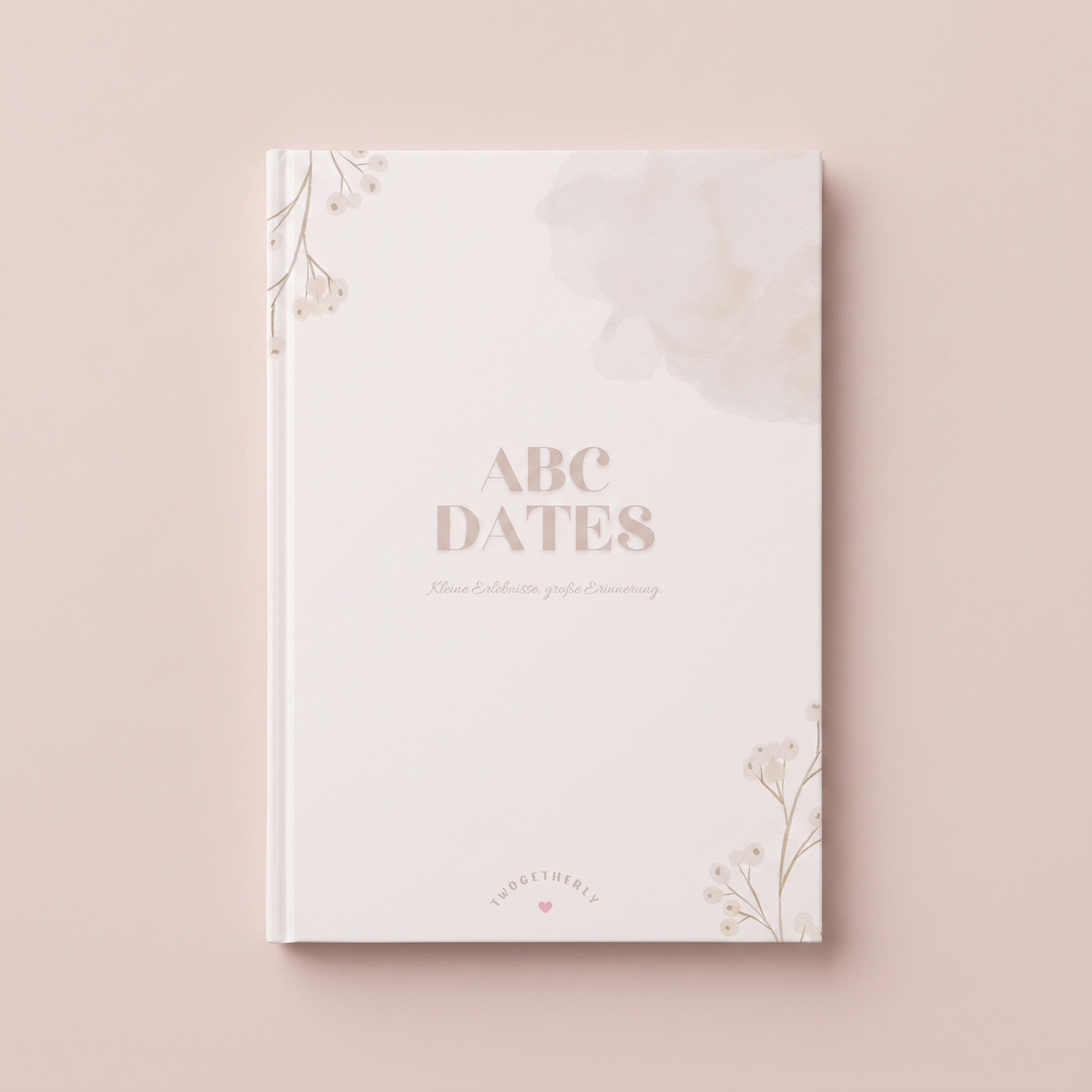 ABC-Date-Buch Cover mit dem Titel ABC Dates und dem Untertitel Kleine Erlebnisse, große Erinnerung auf zartrosa Hintergrund