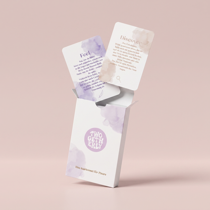 Geöffnete Verpackung der Date Cards mit zwei herausschwebenden Beispielkarten aus den Kategorien Feel und Discover